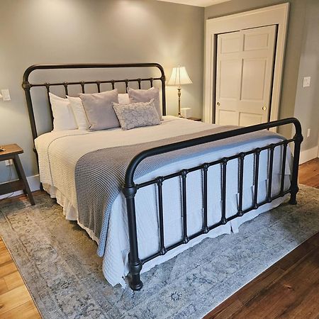 ホールダーネス The Manor On Golden Pond Bed & Breakfast エクステリア 写真