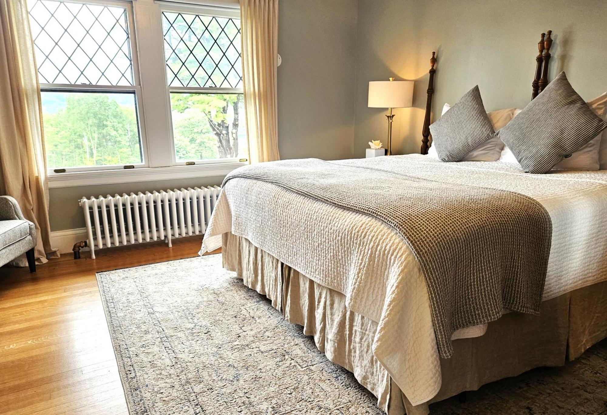 ホールダーネス The Manor On Golden Pond Bed & Breakfast エクステリア 写真