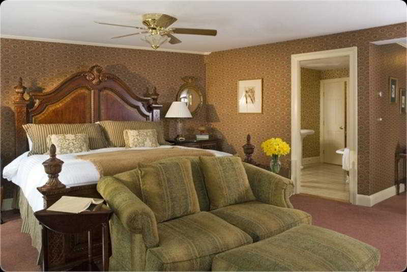 ホールダーネス The Manor On Golden Pond Bed & Breakfast エクステリア 写真