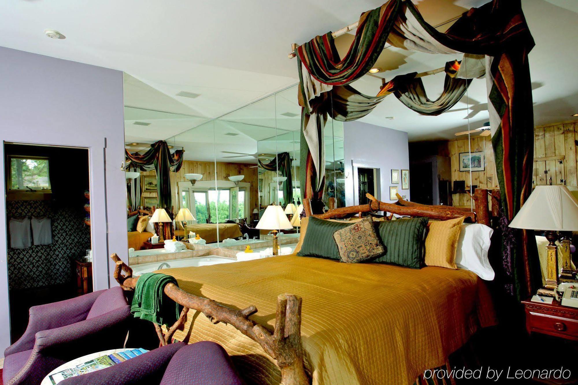 ホールダーネス The Manor On Golden Pond Bed & Breakfast エクステリア 写真