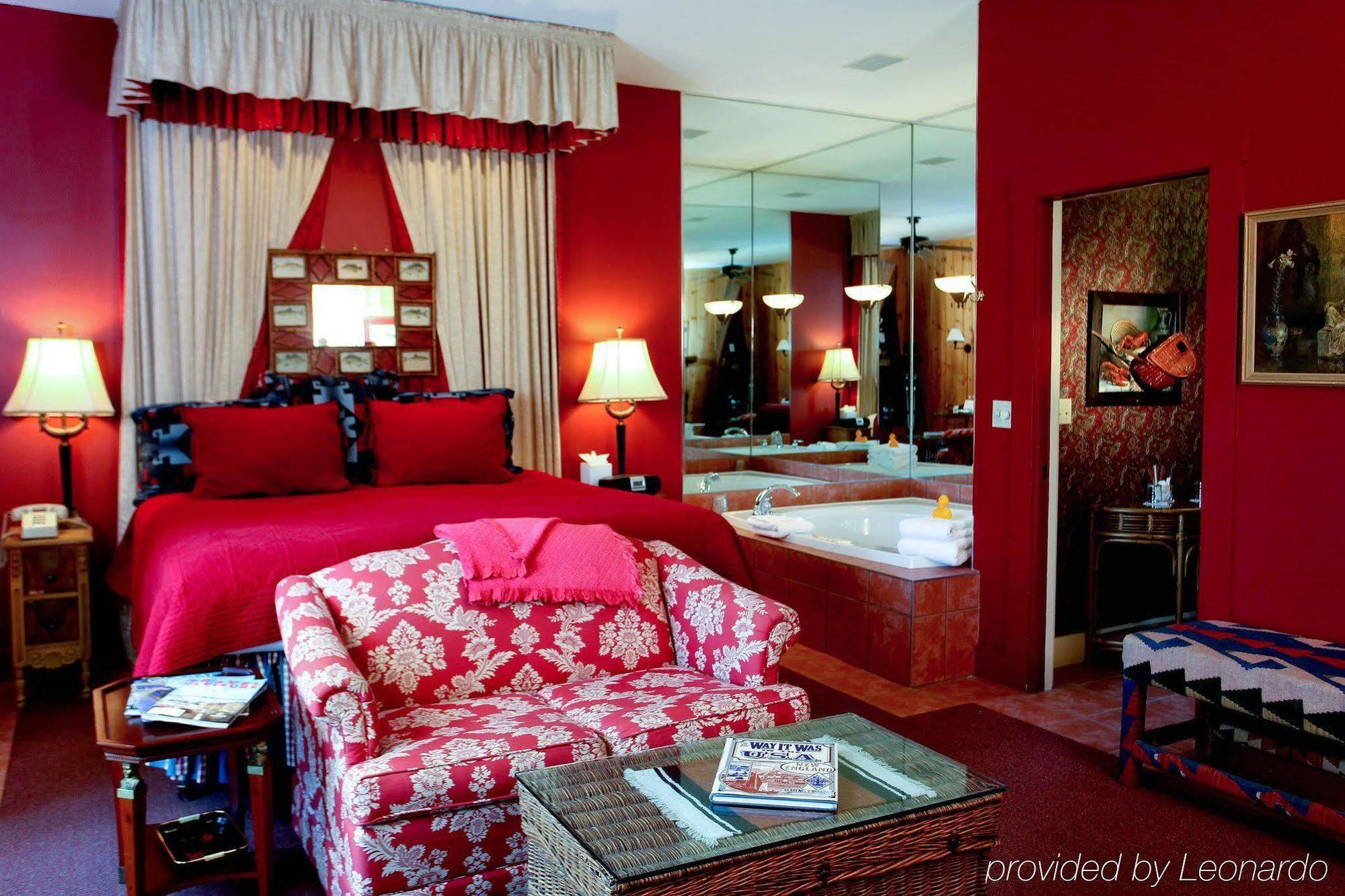 ホールダーネス The Manor On Golden Pond Bed & Breakfast エクステリア 写真