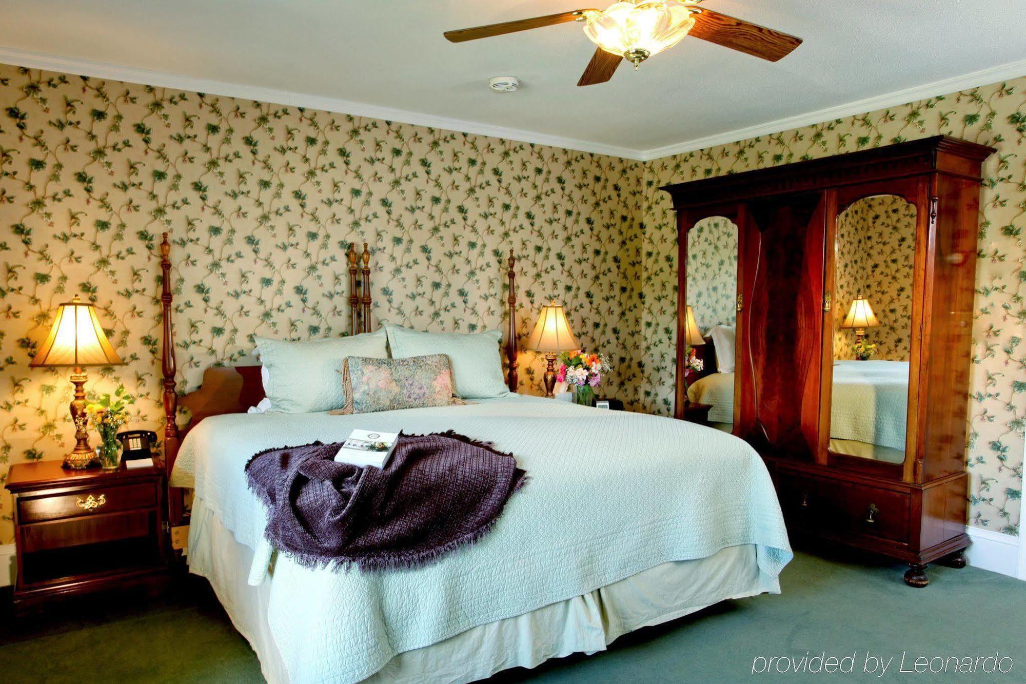 ホールダーネス The Manor On Golden Pond Bed & Breakfast エクステリア 写真